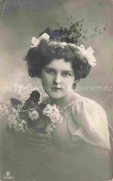 Foto GLCo Nr. 2296/4  Frau Flieder Blumen