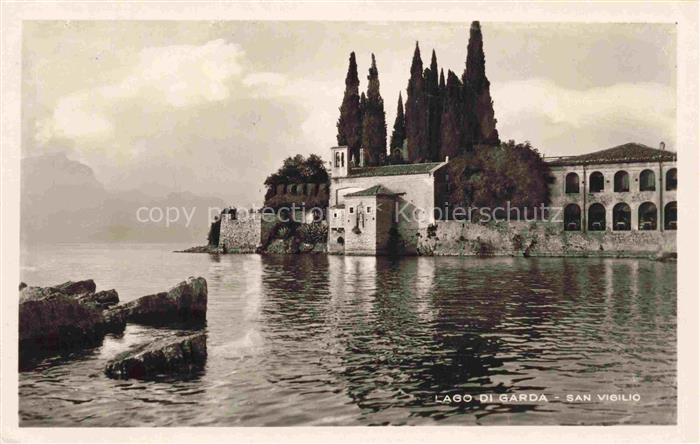 San Vigilio  Lago di Garda IT Haeuserpartie am Seeufer