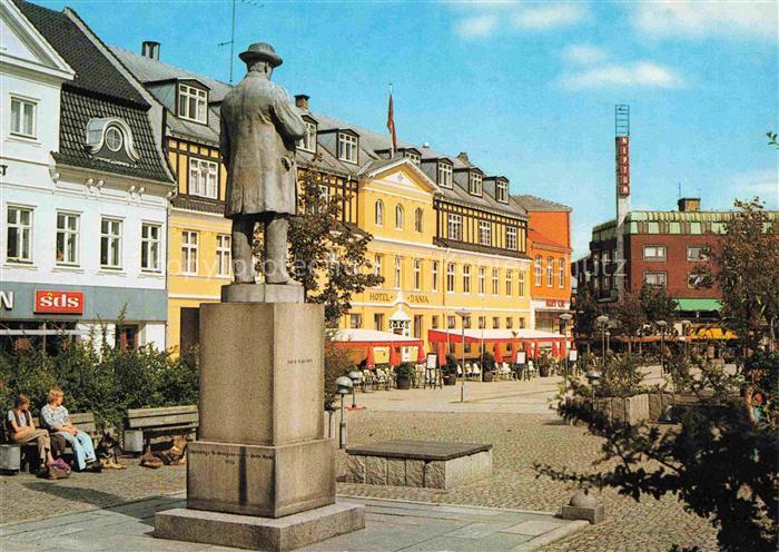 Silkeborg Midtjylland DK Torvet med Hotel Dania Markplatz Denkmal