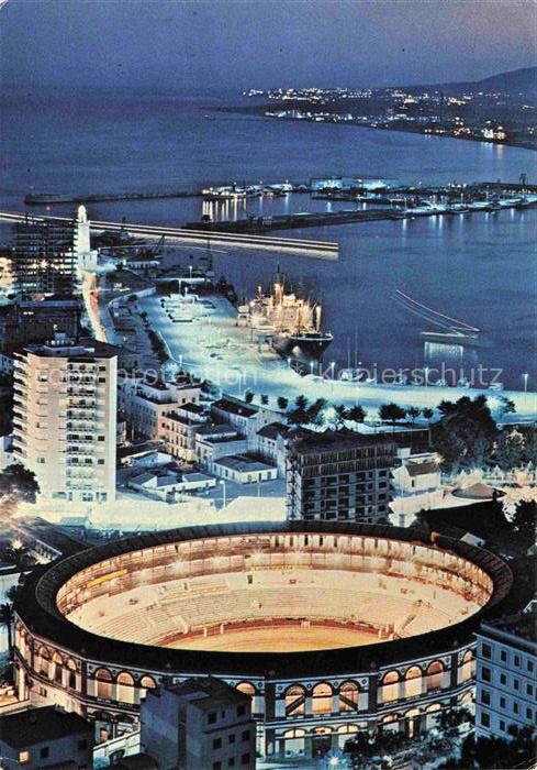 MALAGA Andalucia ES Plaza de toros y puerto Stierkamparena Hafen am Abend