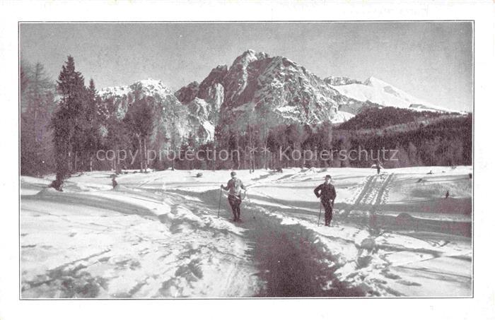 Avelengo-Falzeben Hafling Merano IT Winterpanorama Skilanglaeufer
