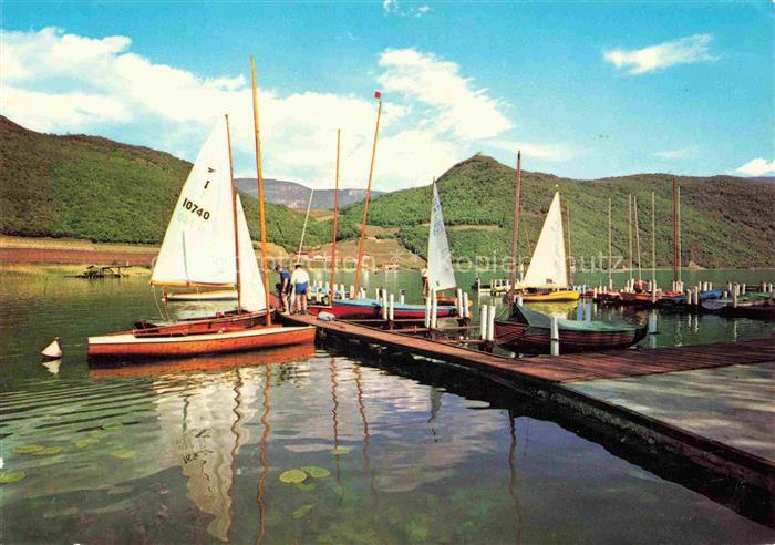 Kalterer See Suedtirol mit Blick auf die Leuchtenburg