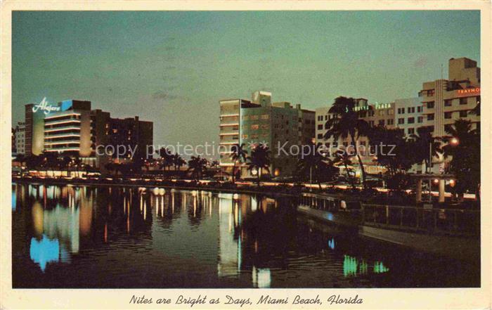 Miami Beach Florida USA Haeuserpartie am Wasser Nachtaufnahme