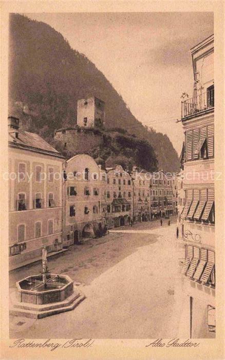 Rattenberg  Tirol AT Dorfstrasse mit Brunnen