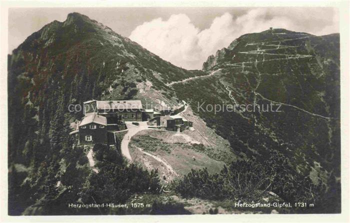 Herzogstandhaeuser 1575m Walchenseer Berge Bayern mit Herzogstandgipfel