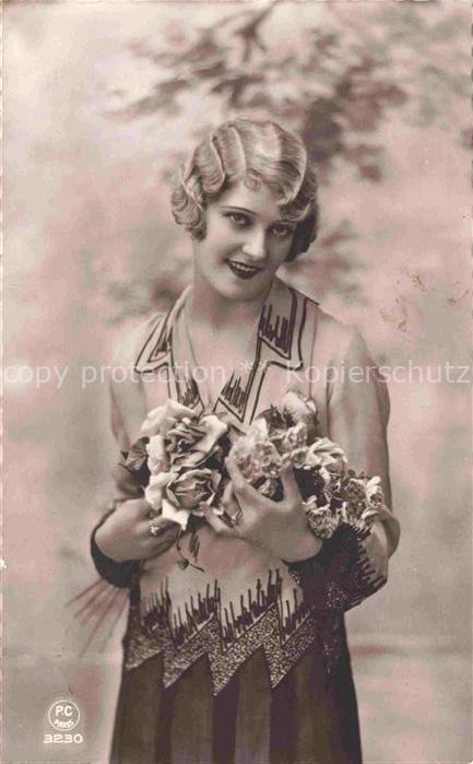 Foto PC Paris Nr. 3230 Frau Blumen