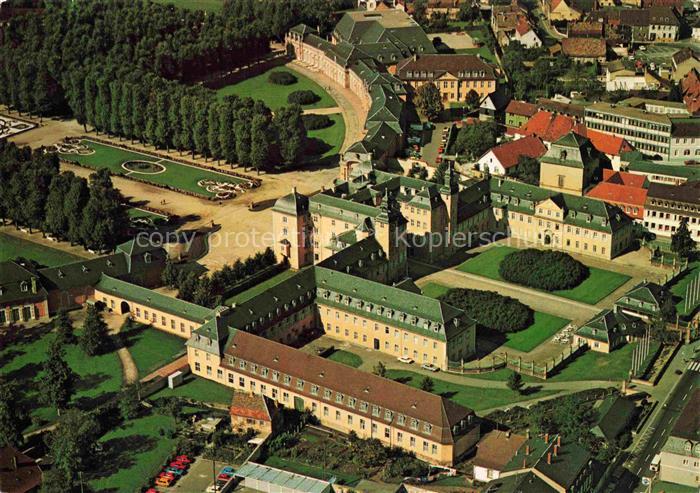 Schwetzingen BW Schloss mit schoenstem Schlossgarten Fliegeraufnahme