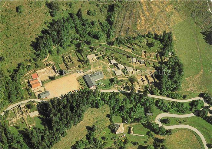 Magdalensberg Kaernten AT Gesamtansicht des Grabungs und Museumsgelaendes Fliege