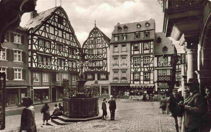 BERNKASTEL-KUES Berncastel Marktplatz Brunnen Fachwerkhaeuser