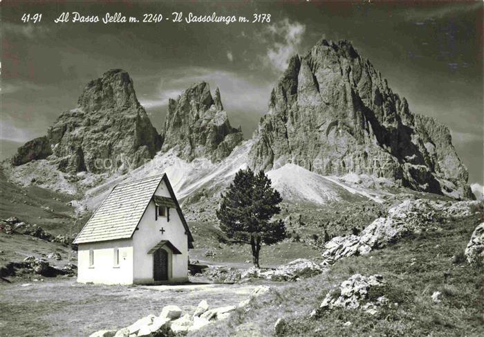 Passo Sella 2240m Selva Val Gardena IT Sassolungo Bergkapelle Langkofel Dolomite