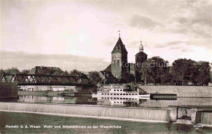 HAMELN Weser Wehr und Muensterkirche an der Weserbruecke