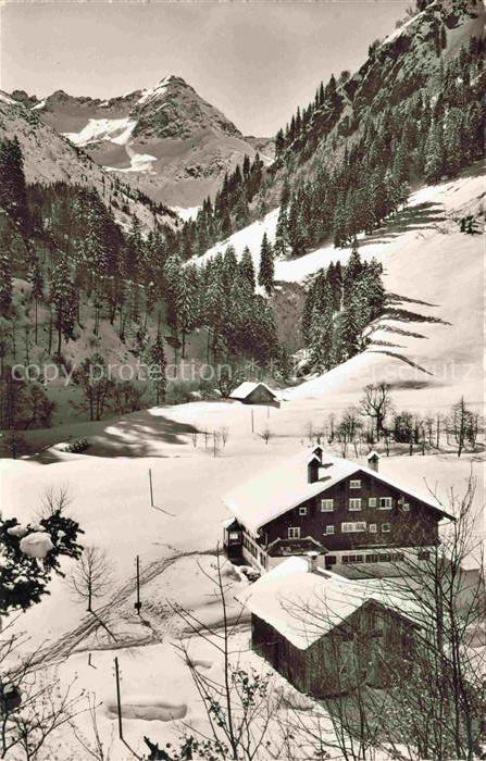 HINDELANG Oberallgaeu Bayern Giebelhaus mit Wiedemerkopf