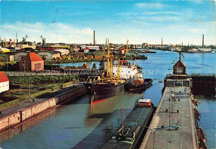 BREMERHAVEN Nordsee Doppelschleuse mit Fischereihafen