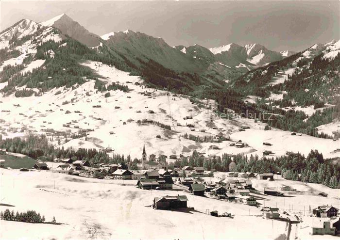 Riezlern Kleinwalsertal Vorarlberg mit Heuberg Walmendingerhorn und Schwarzwasse