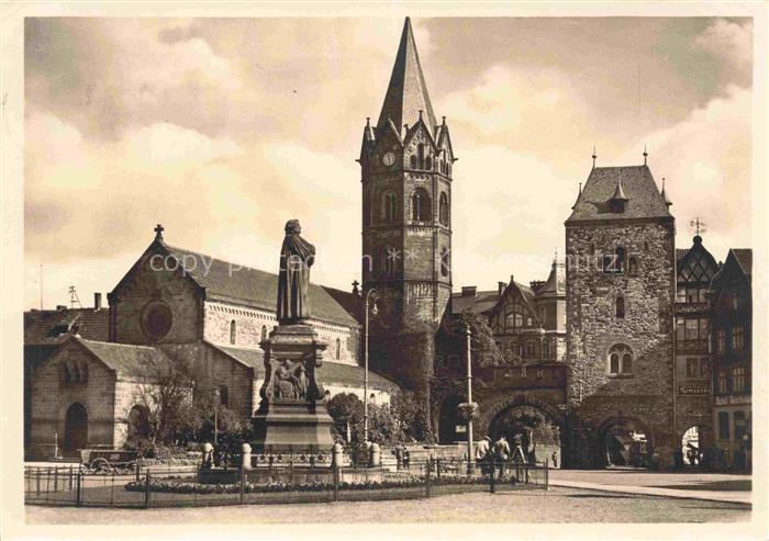 EISENACH Thueringen Karlsplatz mit Lutherdenkmal Nikolaikirche und Nikolaitor