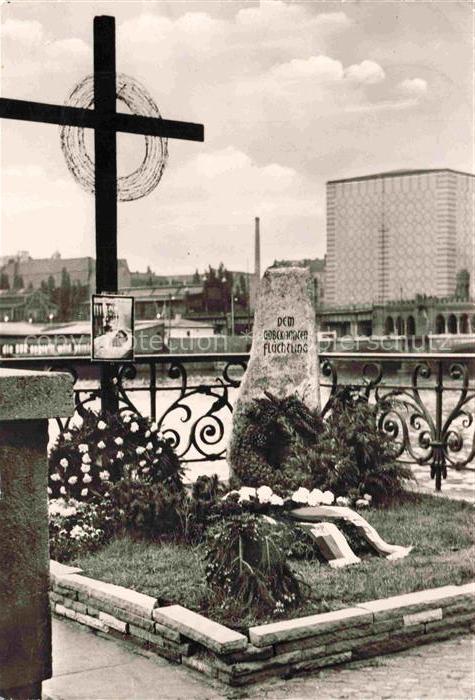 BERLIN  CITY Gedenkstein an der Oberbaumbruecke