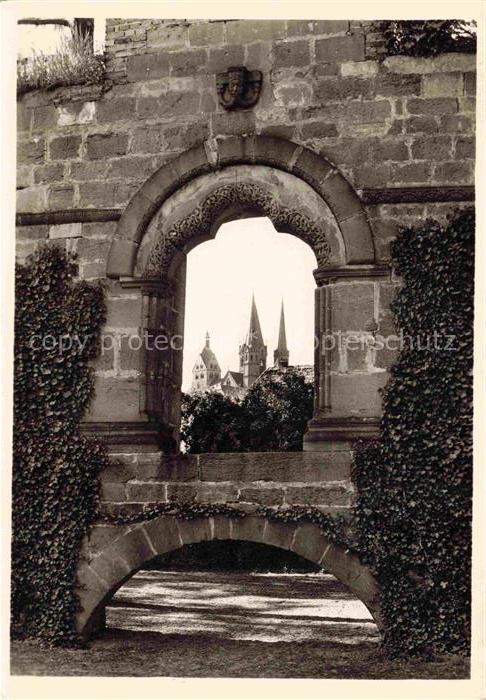 Gelnhausen Hessen Kaiserpfalz Tor zum grossen Saal des Palas mit Durchblick auf