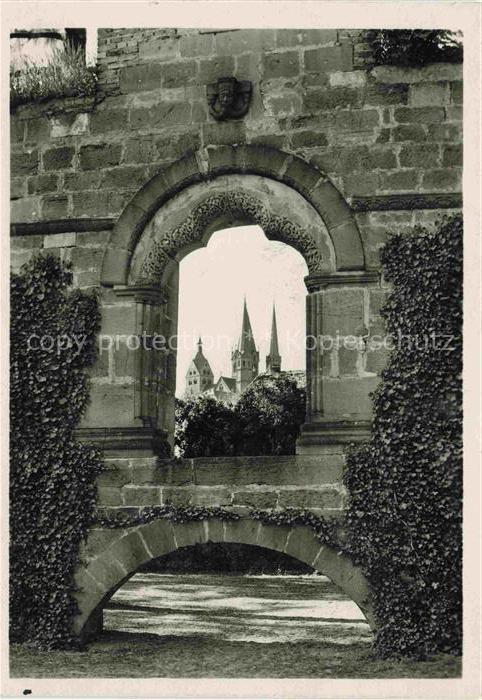 Gelnhausen Hessen Kaiserpfalz Tuer zum grossen Saal des Palas mit Blick zur Mari