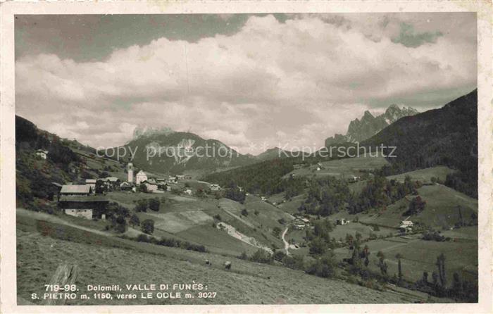 Valle di Funes Val di Funes Dolomiti IT Panorama San Pietro verso Le Odle