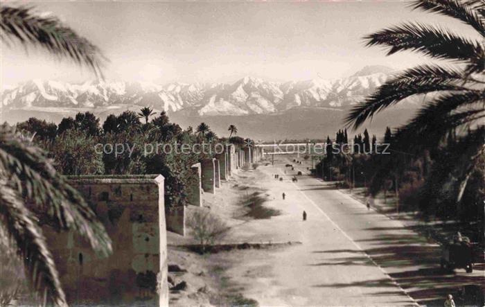Marrakech Marrakesch Maroc long des remparis Atlas Bergen
