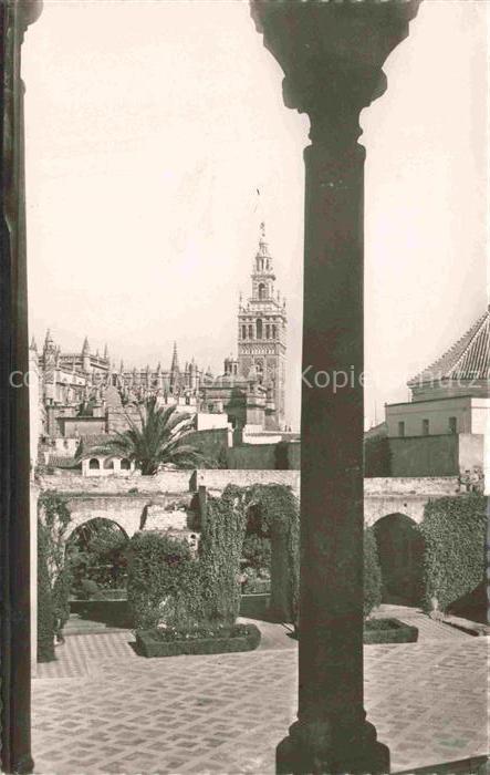 SEVILLA Andalucia ES Reales Aleazares Patio de la Monteria y la Giralda