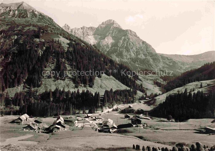 Kleinwalsertal Vorarlberg AT Baad mit Baerenkopf und Widderstein