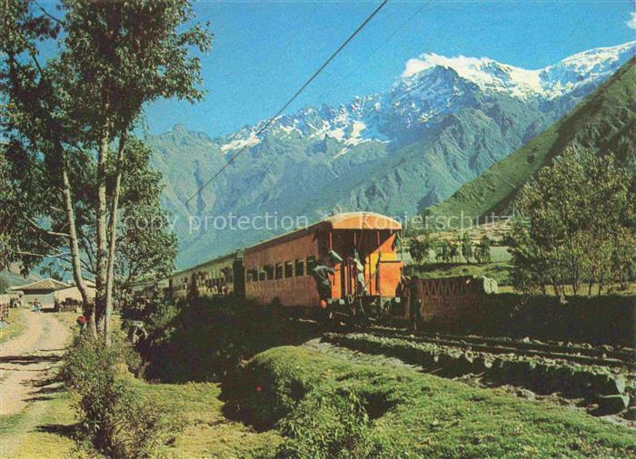 Cusco Peru Tren de Turistas en ruta a Machupicchu Railcar to Machupicchu