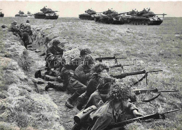 Militaria Panzer Tank Char d Assaut Bundeswehr im Manoever Schutzengraben