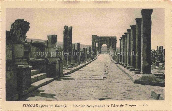Timgad Algerie Voie de Decumanus et l'Arc de Trajan