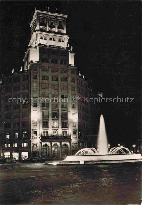 BARCELONA Cataluna ES Fuente monumental en la Avenida Jose Antonio y Paseo de Gr