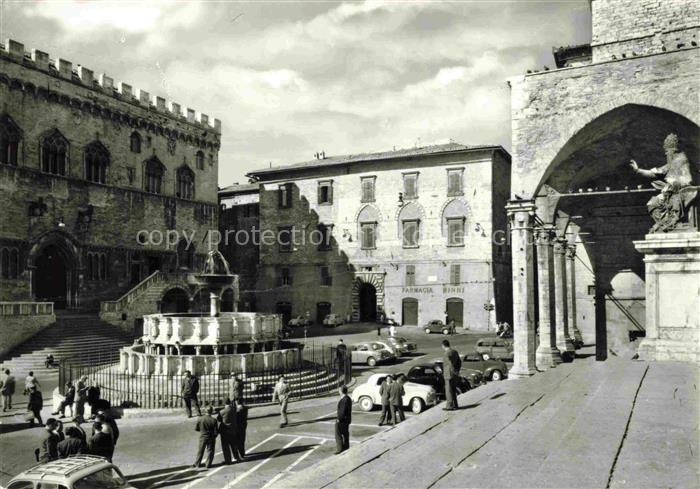 PERUGIA Umbria IT La statua di Giulio III e la Fontana Maggiore