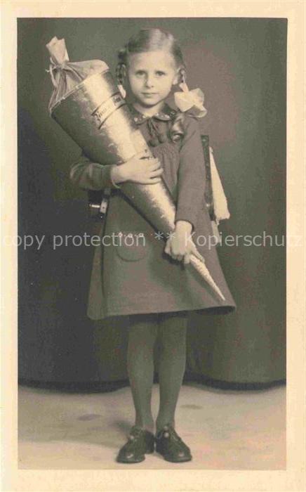 Schule School Ecole Escuela Scuola-- Maedchen Zuckertuete Einschulung