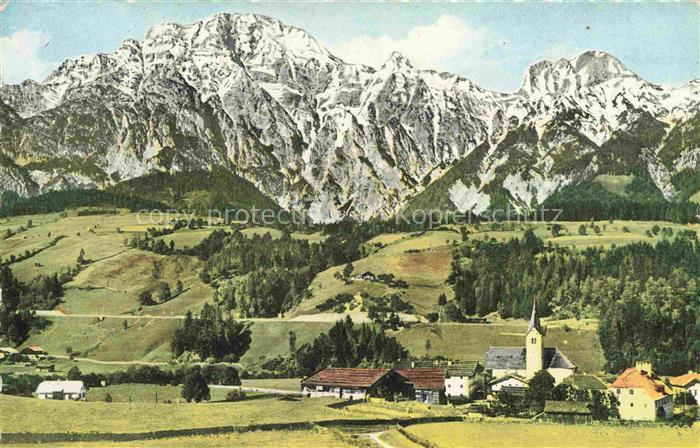 Leogang im Tale Saalbach-Hinterglemm AT mit Leoganger Steinberge und Kirche