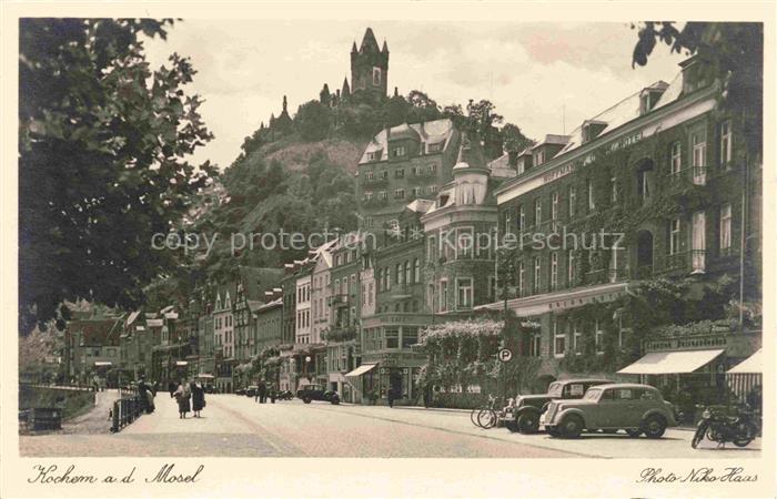 Kochem Cochem Mosel Rheinland-Pfalz Strassenpartie mit Burgblick