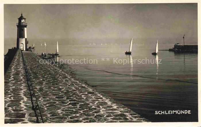 Schleimuende Luebeck Mole mit Leuchtturm Seepanorama