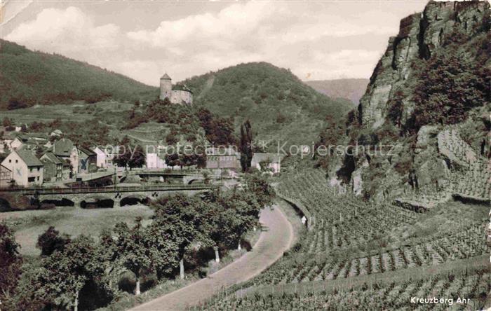 Kreuzberg Ahr Altenahr Ahrweiler Rheinland-Pfalz Panorama mit Burg