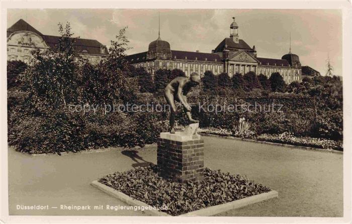 DuessELDORF CITY Rheinpark mit Regierungsgebaeude