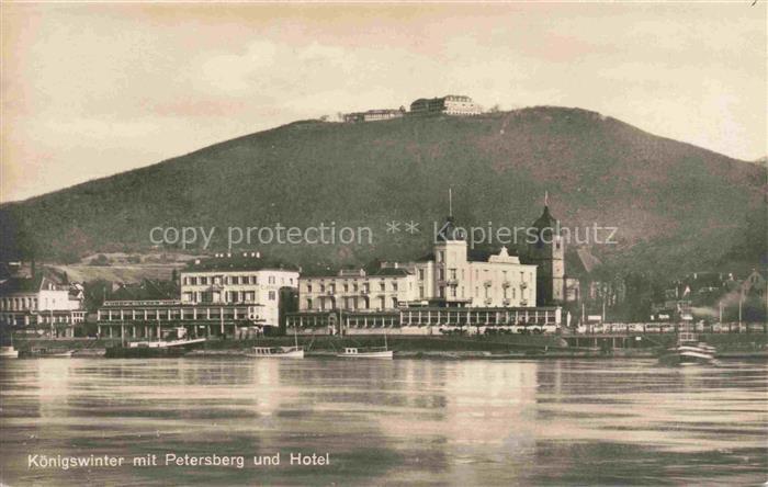 Koenigswinter Rhein mit Petersberg und Hotel