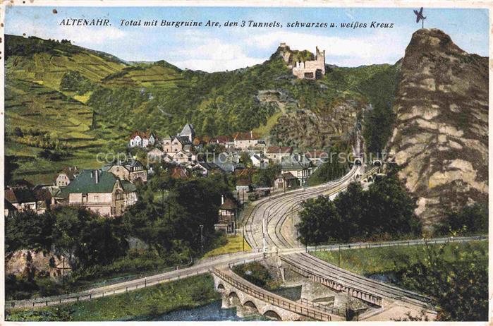 Altenahr Ahrweiler Rheinland-Pfalz Panorama mit Burgruine Are den 3 Tunnels und