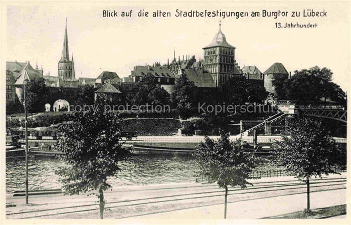 LueBECK  CITY Blick auf die alten Stadtbefestigungen am Burgtor