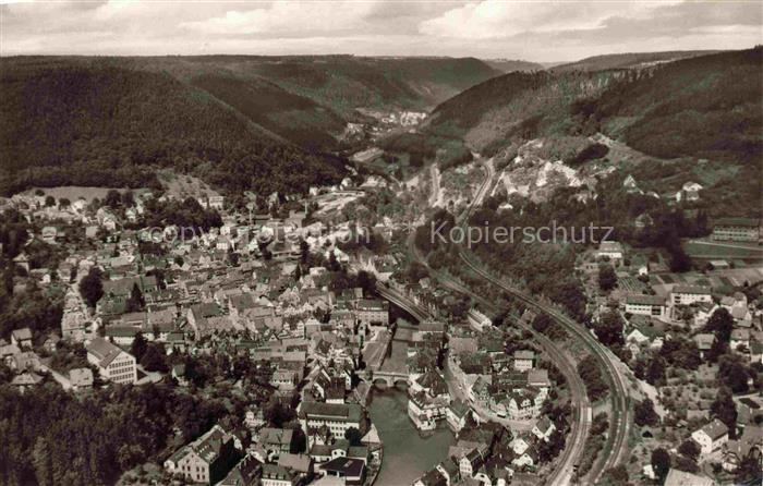 Calw Schwarzwald BW Schwarzwald Nagold Fluss Eisenbahn Tal Wohnhaeuser Bruecke W