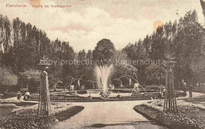 PFORZHEIM BW Stadtgarten Brunnen Fontaene Park Baeume Besucher Wege