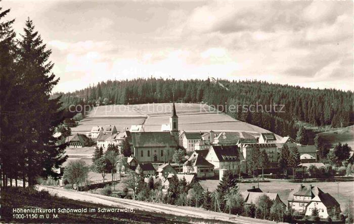 Schoenwald Schwarzwald BW Schwarzwald Nadelwald Kirche Haeuser Hochplateau Felde