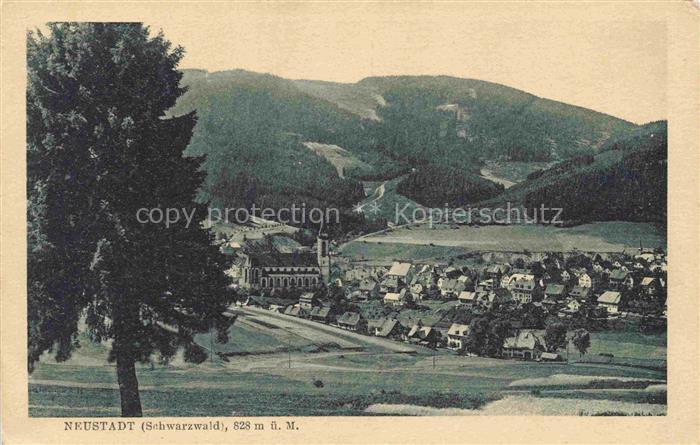 Neustadt Titisee Schwarzwald BW Schwarzwald Kirche Haeuser Tal Huegel Nadelwald