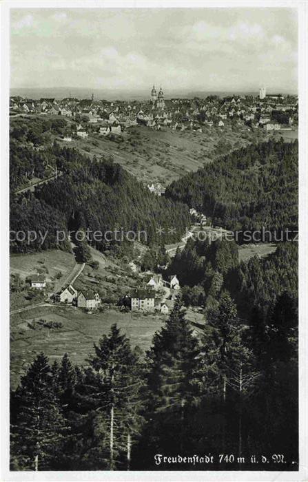 FREUDENSTADT BW Stadtansicht Kirchtuerme Schwarzwald Wald Tal Haeuser