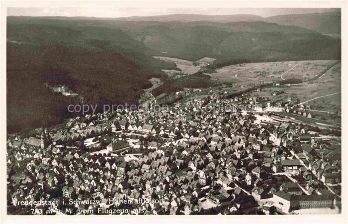 FREUDENSTADT BW Schwarzwald Haeuser Waelder Tal Felder Hoehenluftkurort