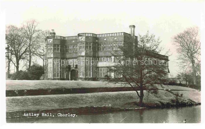 Chorley Lancashire UK Astley-Hall Herrenhaus Teich Baeume Elisabethanisch Fassad