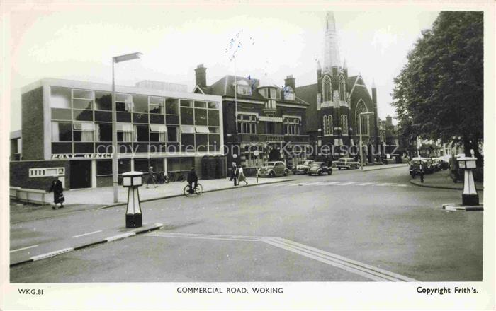 Woking Surrey UK Commercial-Road Kirche Post-Office Strassenszene Autos Passante
