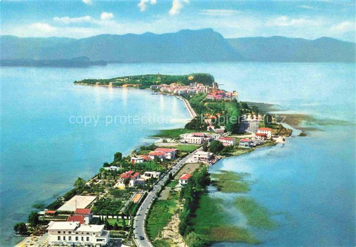 SIRMIONE Lago di Garda IT Lago-di-Garda Halbinsel Luftbild Gardasee Bergkette Vi