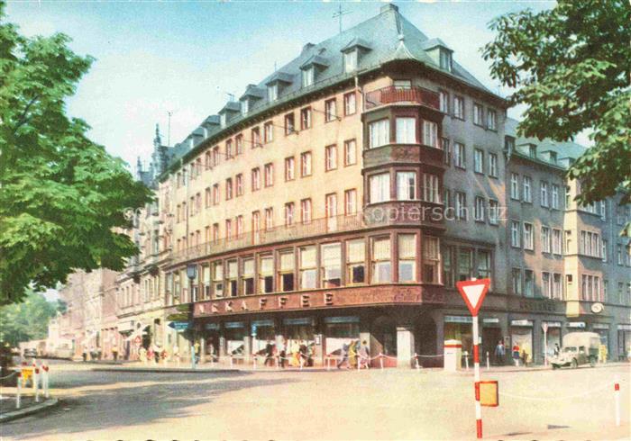 ZWICKAU  Sachsen Ringkaffee Eckgebaeude Strassenszene Passanten Geschaefte Verke